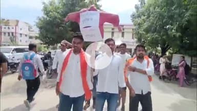 कसिया: कुशीनगर में लाठीचार्ज के खिलाफ भड़की छात्र शक्ति, छात्रों ने कहा- अब रुकेगा भ्रष्टाचार या भड़केगा आंदोलन