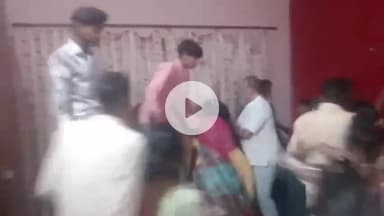 पूरनपुर: भगवन्तापुर में समोसे न लाने पर पति-पत्नी में विवाद, पंचायत में मारपीट का वीडियो हुआ वायरल