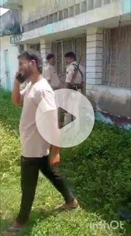 मदनपुर: इटकोहवा गांव में फरार वारंटी के घर पर पुलिस ने चिपकाया इश्तेहार