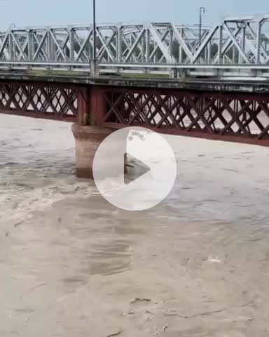 जगाधरी: कलानौर: यमुना में जान जोखिम में डालकर लकड़ी पकड़ रहे युवकों को पुलिस ने भगाया