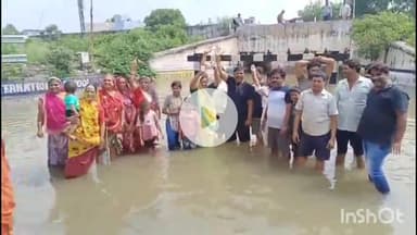 भीलवाड़ा: बायोस्कोप के सामने अंडर ब्रिज में जल भराव की समस्या से परेशान तीन वार्डों के वाशिंदों ने पानी में उतरकर किया प्रदर्शन