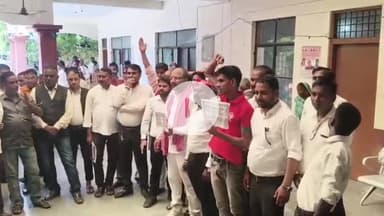 प्रतापगढ़: खाद की समस्याओं को लेकर कलेक्ट्रट पहुंचे समाजवादी युवजन सभा ने किया प्रदर्शन, सौंपा ज्ञापन