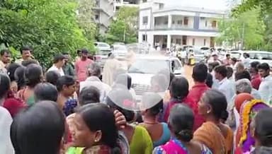 జడ్చర్ల: మహబూబ్ నగర్ జిల్లా జడ్చర్ల లో  యూరియా కొరత నేపథ్యంలో రైతులు  ఎమ్మెల్యే క్యాంపు కార్యాలయం ముట్టడికి యత్నించరు