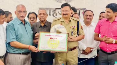 शाहजहांपुर: व्यापार मण्डल द्वारा शाहजहांपुर पुलिस का आभार व्यक्त करते हुए किया गया सम्मान