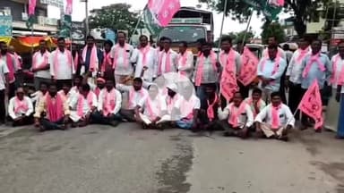 వెల్గటూరు: రాష్ట్ర రహదారిపై బిఆర్ఎస్ నాయకుల నిరసన. కాంగ్రెస్ ప్రభుత్వం పై మండిపాటు...!