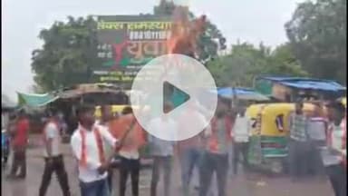 सिराथू: लखनऊ में छात्रों पर बर्बरता मामले के खिलाफ सैनी चौराहे पर एबीवीपी कार्यकर्ताओं ने प्रशासन का पुतला दहन किया