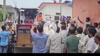 लक्सर: लक्सर पहुंचे CM धामी ने गंदासपुर महाराजपुर गांव में बाढ़ प्रभावित परिवारों से किया संवाद, ट्रैक्टर से किया निरीक्षण