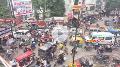 बरेली: नॉवल्टी चौराहे पर भारी जाम में फंसी एंबुलेंस, पीआरडी जवानों और पुलिस ने कड़ी मशक्कत से खुलवाया जाम