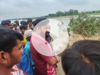 डीएम शाहजहांपुर को फोन के माध्यम से जानकारी देते हुए लखन प्रताप सिंह 136 ददरौल विधानसभा शाहजहांपुर।