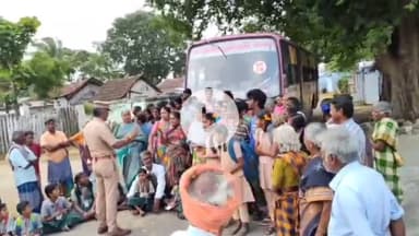 கிணத்துக்கடவு: இம்மிடிபாளையத்தில் அரசு பேருந்தை பள்ளி மாணவர்கள் சிறை பிடித்து போராட்டம்
