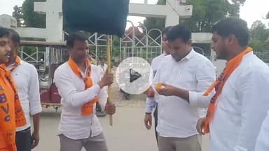 रामपुर: अम्बेडकर पार्क में अखिल भारतीय विद्यार्थी परिषद (ABVP) के कार्यकर्ताओं ने लखनऊ पुलिस का पुतला जलाकर किया विरोध