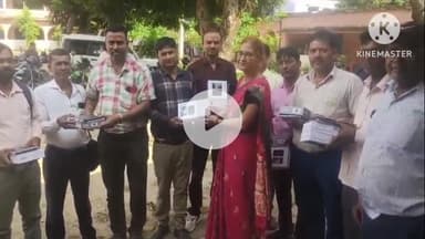 थरथरी: मध्य विद्यालय भतहर में बीईओ ने 76 प्रधानाध्यापकों को दिए दो-दो टैब