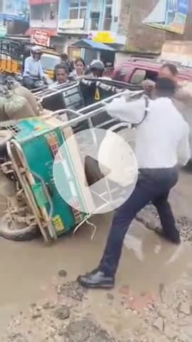 जौनपुर: पचहटिया में गड्डों के कारण पलटा ऑक्सीजन सिलेंडर लदा ई-रिक्शा