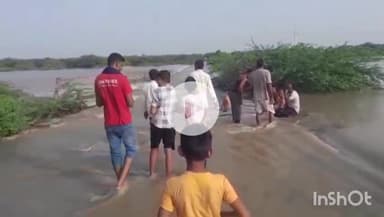 रोहट: रोहट में रेडियो नदी में पानी आने से तेज उफान, गांव में टूटा आपसी संपर्क, लोग कर रहे रपट पर स्नान