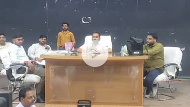 रामपुर: मंगलवार को नगरपालिका सभागार में हाउस टैक्स व वाटर टैक्स के संबंध में ईओ ने सभासदों के साथ बैठक की