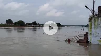 बाह: बाह यमुना नदी का जलस्तर बढ़ने से सैकड़ों बीघा बाजरे की फसल डूबी, प्रशासन हुआ अलर्ट