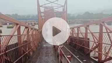 हरिद्वार: तेज बारिश के कारण श्रद्धालुओं की संख्या में गिरावट, हरकी पैड़ी समेत सभी गंगा घाट सूने नजर आए