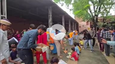 मथुरा: जयसिंहपुर: डीएम ने बाढ़ प्रभावित क्षेत्र का दौरा कर बाढ़ से प्रभावित बच्चों को हाथों से खाना परोसकर खिलाया