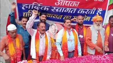 बरेली: बरेली में गणेश चतुर्थी शोभायात्रा पर मुस्लिम समुदाय और पीस कमेटी के कार्यकर्ताओं ने की फूलों की बारिश