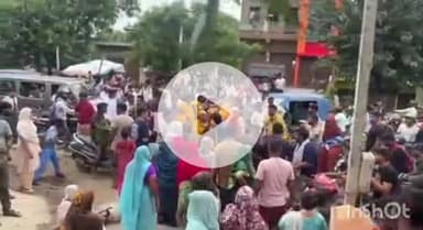 एत्मादपुर: गांव नगला नेहरा में तालाब ओवरफ्लो होने को लेकर ग्रामीणों ने आगरा-जलेसर मार्ग किया जाम