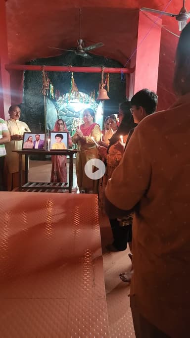 मासूम बच्चा फतेह एवं सचिन ग्रोवर एवं शिवांगी मिश्रा की आत्मा की शांति के लिए दुर्गा एनक्लेव कॉलोनी मंदिर परिसर में कैंडल मार्च निकालकर भगवान से उनकी आत्मा की शांति के लिए प्रार्थना की।🌹🙏