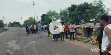 गंधवानी: बड़ियां में मिर्च से भरा पिकअप पलटा, सड़क पर जा रही 10 वर्षीय बालिका गंभीर रूप से घायल