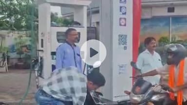 रामपुर: ARTO राजेश कुमार श्रीवास्तव ने सिविल लाइन क्षेत्र के पेट्रोल पंप पर लागू की नो हेलमेट नो पेट्रोल की पॉलिसी