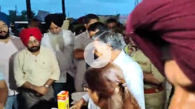 ਅੰਮ੍ਰਿਤਸਰ 2: ਪੰਜਾਬ ਦੇ ਗਵਰਨਰ ਗੁਲਾਬ ਚੰਦ ਕਟਾਰੀਆ ਅਜਨਾਲਾ ਪਿੰਡ ਚਮਿਆਰੀ ਪਹੁੰਚੇ, ਕਿਹਾ– ਬਾੜ੍ਹ ਵਿੱਚ ਇਨਸਾਨਾਂ ਨਾਲ ਪਸ਼ੂਆਂ ਨੂੰ ਵੀ ਬਚਾਇਆ ਗਿਆ