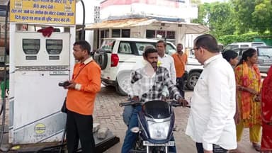 जौनपुर: 'नो हेलमेट, नो फ्यूल' का पालन 50 पेट्रोल पंपों पर कराया जा रहा, विभागीय अधिकारी रहे उपस्थित