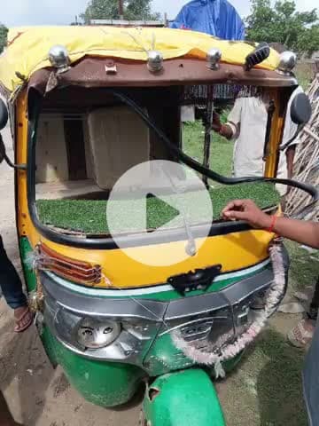 बाह: बटेश्वर में कारिडोर कार्य में लगी सीमेंट मिक्सचर मशीन ने ऑटो को मारी टक्कर, बड़ा हादसा टल गया