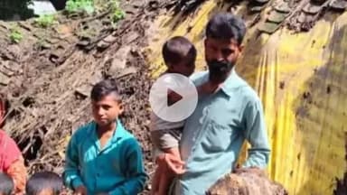 करछना: पुरवा खास गाँव में बारिश से गिरा मजदूर का कच्चा मकान, खुले आसमान के नीचे रहने को मजबूर, नहीं मिली सरकारी सुविधा