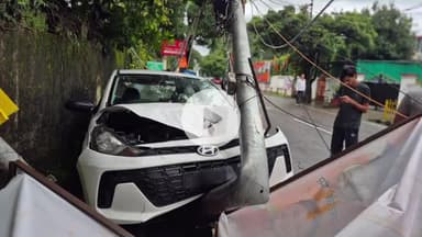 देहरादून: भाजपा प्रदेश कार्यालय के पास हुआ हादसा, कार बिजली के खंभे से टकराई, मची अफरा-तफरी