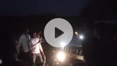 कांग्रेस पार्टी के अध्यक्ष श्रीमान विरम भाई गुर्जर रूपडी वाले विद्यालय के 1 मात्र 500 मी 
रोड को लेकर भूखे बैठे हड़ताल