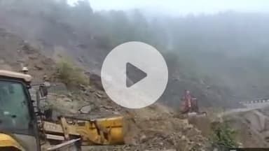 डुंडा: यमुनोत्री हाईवे कल्याणी के पास बंद, पहाड़ी से लगातार हो रहा भू-स्खलन