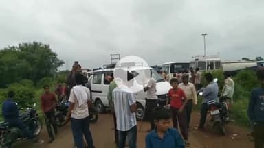 बीना: भारी वाहनों से मार्ग क्षतिग्रस्त होने पर ग्राम मूडरी में ग्रामीणों ने किया चक्का जाम