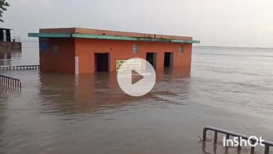 मुंगेर: मुंगेर में गंगा का जलस्तर बढ़ने से निचले इलाकों में घुसा पानी, मंदिर और स्कूल जलमग्न, एसडीआरएफ तैनात