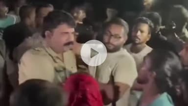 झांसी: खैलार में दबिश के दौरान कारोबारी ने तलाव में कूदकर हंगामा किया, गुस्साए लोगों ने नारेबाजी की