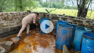 झांसी: दिगारा, कोछाभांवर सहित अन्य शराब के अड्डों पर आबकारी विभाग ने किया छापा, 660 लीटर अवैध कच्ची शराब बरामद