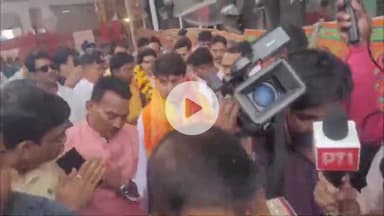 इंदौर: केंद्रीय मंत्री ज्योतिरादित्य सिंधिया पुत्र संग खजराना गणेश मंदिर पहुंचे, विधि-विधान से की पूजा