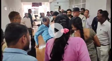 सागर नगर: कलेक्टर जनसुनवाई में पीडब्ल्यूडी अधिकारी राकेश जैन को सीने में दर्द, एंबुलेंस से अस्पताल में भर्ती