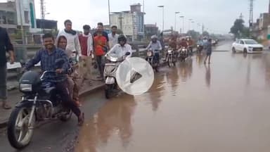 धौलपुर: शहर से गुजर रहे NH-44 के सर्विस रोड की हालत खस्ता, गड्ढों में हुआ तब्दील