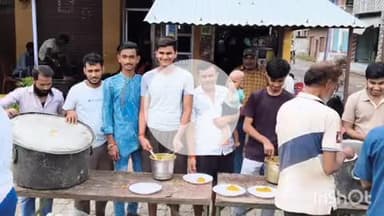 बिधूना: बेला कस्बा के बिधूना रोड पर बुढ़वा मंगल के अवसर पर हुआ भंडारा, बड़ी संख्या में पहुंचे लोग