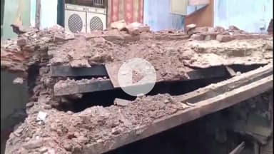 बरेली: थाना किला क्षेत्र के मलूकपुर में बरसात के दौरान करीब 200 साल पुराना मकान भरभराकर गिरा, लोग बाल-बाल बचे