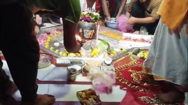 कन्नौज: कन्नौज शहर के सिद्धपीठ बाबा गौरीशंकर मंदिर में देर रात हुआ रूद्राभिषेक का कार्यक्रम, आरती के बाद बांटा गया प्रसाद