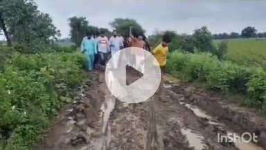 ताल: रूपडी में कच्ची सड़क से परेशान लोगों के लिए कांग्रेस के दो नेता भूख हड़ताल पर बैठे, प्रशासन ने लिया संज्ञान