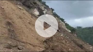 डुंडा: धरासू बैंड के पास गंगोत्री हाईवे अभी तक वाहनों की आवाजाही के लिए नहीं खुल सका, पहाड़ी पर लगातार भूस्खलन जारी