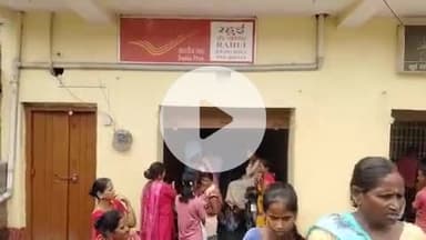 रहुई: रहुई बाजार के आधार सेंटर पर मोबाइल नंबर जुड़वाने के लिए उमड़ी लोगों की भीड़