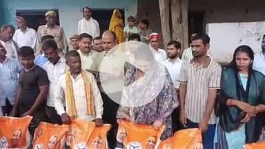 बाह: बाह में यमुना के बढ़ते जलस्तर से प्रभावितों को विधायक ने दी राहत सामग्री