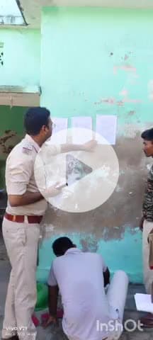 मांझा: माझा थाने की पुलिस ने मारपीट के मामलों में फरार 10 अभियुक्तों के घर पर कोर्ट के आदेश से इश्तिहार चिपकाए