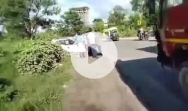 डोमचांच: पुरनाडीह पुल के पास गिट्टी लदे ट्रक और कार की टक्कर में तीन घायल